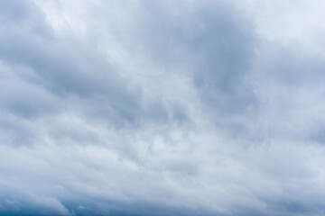 5月の曇り空　濃い雲で空が覆われた 27