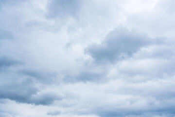 5月の曇り空　濃い雲で空が覆われた 32