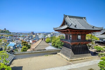 犬山市、瑞泉寺の鐘楼堂と犬山城の遠景