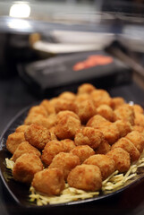 croquetas fritas de jamón recién cocinadas en una fuente de cocina