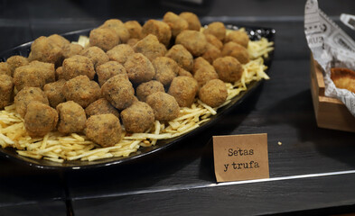 croquetas de setas y trufa en una fuente
