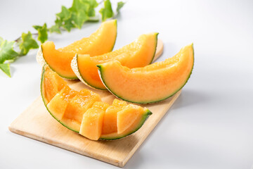 畑で収穫した新鮮で甘く美味しいメロン