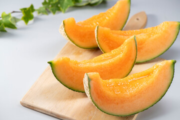 畑で収穫した新鮮で甘く美味しいメロン