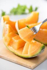 畑で収穫した新鮮で甘く美味しいメロン