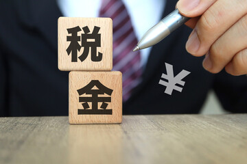 税金に関するイメージ　スーツの男性
