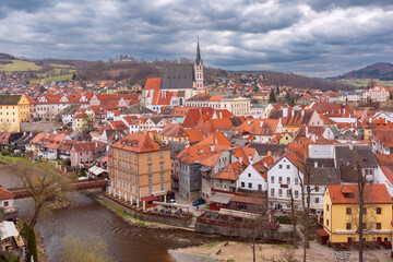 Obraz premium Elevated panoramic view of Cesky Krumlov and Vltava River in Czech Republic