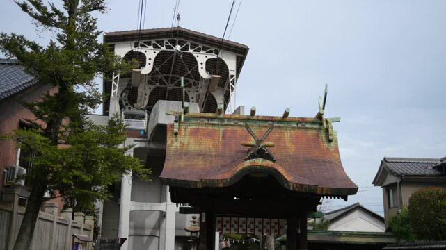 艮神社の上を走る千光寺山ロープウェイ （広島県尾道市, 2025年4月）