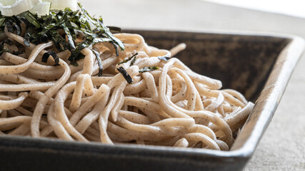 テーブルの上の蕎麦