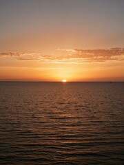 Obraz premium A beautiful sunset over water.