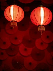 Obraz premium A pair of red paper lanterns hanging.