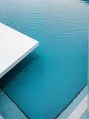Obraz premium An aerial view of water and a white diving board.