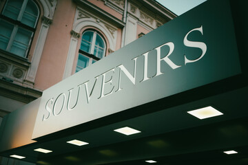 Obraz premium Souvenir shop with architecture in the background