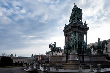 Obraz premium Vienna, Austria – View of Empress Maria Theresa Monument at Maria-Theresien-Platz, the majestic 19th-century memorial framed by twin museums in perfect symmetry.