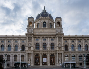 Vienna – View of the Kunsthistorisches Museum (Museum of Art History) facade, with Renaissance symmetry, sculpted ornamentation, and a majestic dome at Maria-Theresien-Platz.