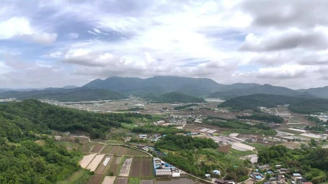 2025년 5월 17일 경상북도 구미시 해평면 낙성리에서 촬영한 드론 영상입니다. 낙동강과 다리, 농경지가 조화를 이루며 벼농사를 준비하고 있습니다. 이 영상은 편집에 적합합니다.