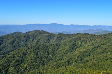 Obraz premium Distant Mountains and Forest with Trees and Sky in Northern Thailand.