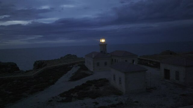Faro de Punta Nati al anochecer en la Isla de Menorca, Islas Baleares