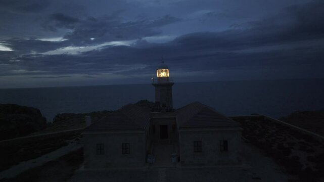 Faro de Punta Nati al anochecer en la Isla de Menorca, Islas Baleares