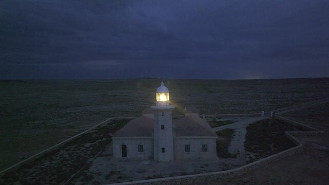 Faro de Punta Nati al anochecer en la Isla de Menorca, Islas Baleares