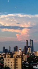 Obraz premium Stunning City Skyline with Celestial Event in a Clear Sky