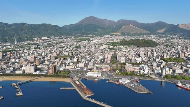 別府湾上空からの空撮映像。別府湾上空から大分県別府市の風景を撮影しました。