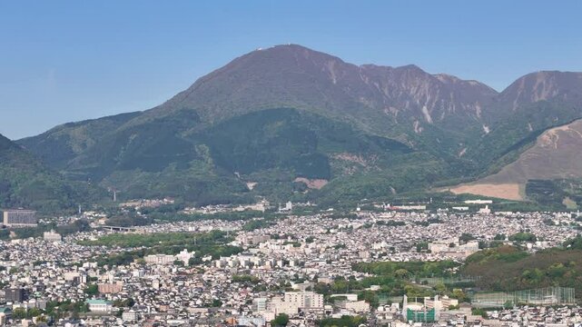 別府湾上空からの空撮映像。別府湾上空から大分県別府市の風景を撮影しました。