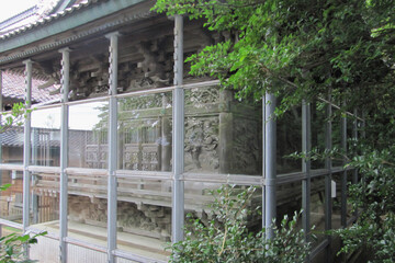 日本：番神堂／優美に彫刻された本殿を保護するガラス／新潟県柏崎市