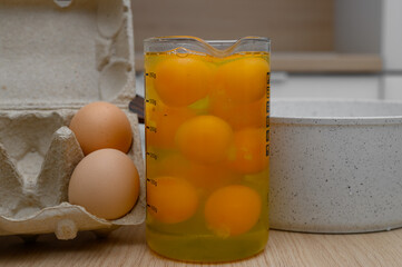 Dużo rozbitych jaj kurzych w dzbanku, porcja na duży omlet, świeże kurze jaja bez skorupek, surowe  © Paweł Kacperek