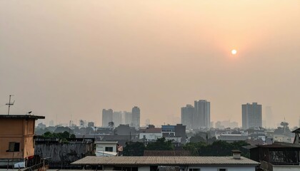 Obraz premium Hazy Rooftop View with Smog and Pollution Under a Smoky Sky