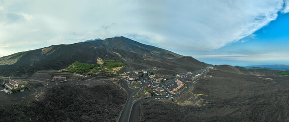 Etna Sicilia - panoramica  dall'alto al tramonto sul Rifugio Sapienza con vista sul cratere del vulcano