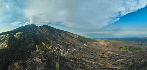 Etna Sicilia - panoramica  dall'alto al tramonto sul Rifugio Sapienza con vista sul cratere del vulcano