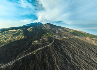 Etna Sicilia - panoramica  dall'alto al tramonto sul Rifugio Sapienza con vista sul cratere del vulcano