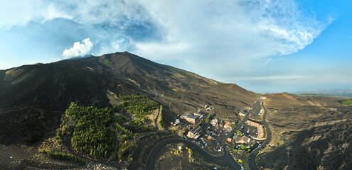 Paesaggio sull'Etna visto dall'alto al tramonto con vista del cratere del vulcano