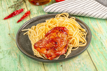 Pasta spaghetti with chicken thighs