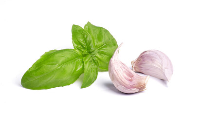 Świeże liście bazylii i dwa ząbki czosnku na białym tle © Blue Pixel