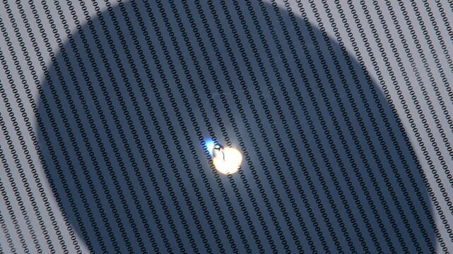 Geb&uuml;ndelte Lichtstrahlen durch ein Vergr&ouml;sserungsglas erzeugen Hitze, W&auml;rme Energie durch Sonnenlicht B&uuml;ndelung