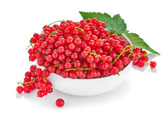 Czerwone porzeczki w białej miseczce na białym tle