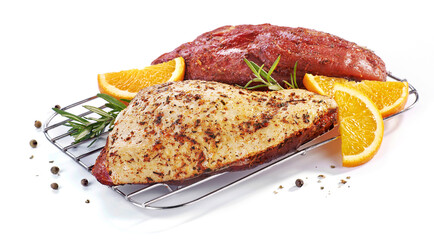 Piersi kaczki z ziołami i plastrami pomarańczy na grill © Blue Pixel