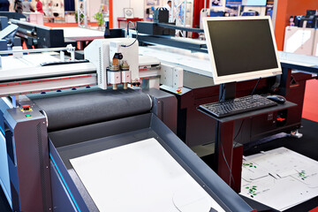 Digital cutting machine for sticker, vinyl and cardboard