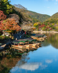 Obraz premium Beautiful view along the Katsura river in the famous Arashiyama forest during fall season. Kyoto, Japan.