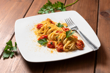 Spaghetti con pomodorini e bottarga di muggine, pasta italiana 