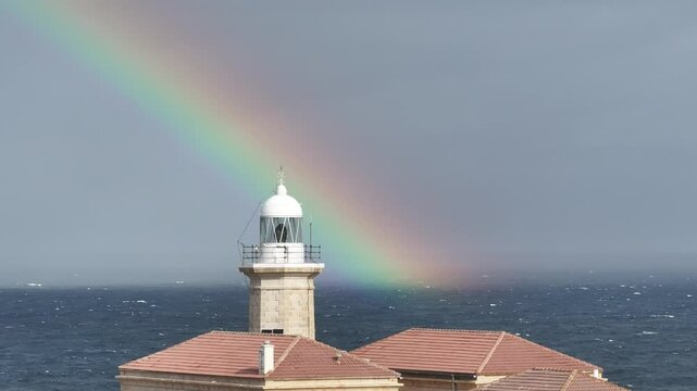Arcoiris en el Faro de Punta Nati, en Menorca, Islas Baleares