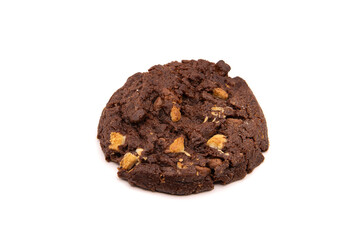 Cookie au chocolat et pépites amandes, sur fond  blanc