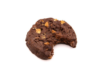 Cookie au chocolat et pépites amandes qui a été croqué, sur fond  blanc