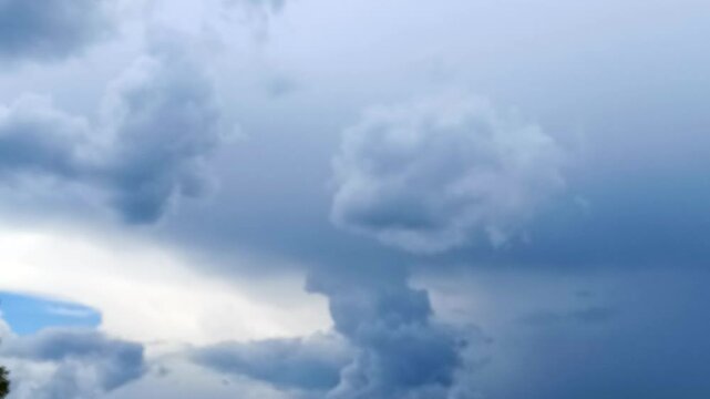 ciel mena&ccedil;ant, gros nuages sombres