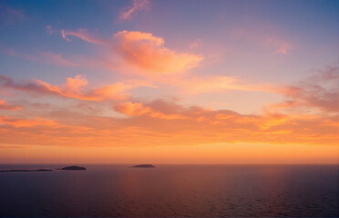 Naklejka premium Serene Sunset over the Ocean with Islands