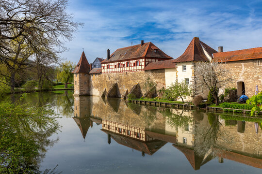 An der mittelalterlichen Stadtmauer in Weissenburg, Bayern