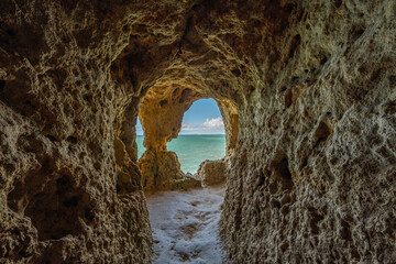 Fototapeta premium Caneca´s Cave an der portugiesischen Algarve-Küste, durch Löcher im Felsen sieht man das türkise Meer