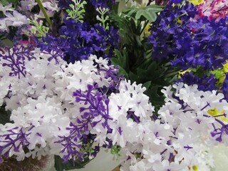 カラフルな造花の花束