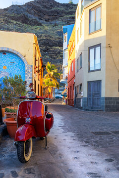 Stra&szlig;e mit bunten H&auml;usern in der N&auml;he des Strandes in Puerto de Tazacorte auf La Palma